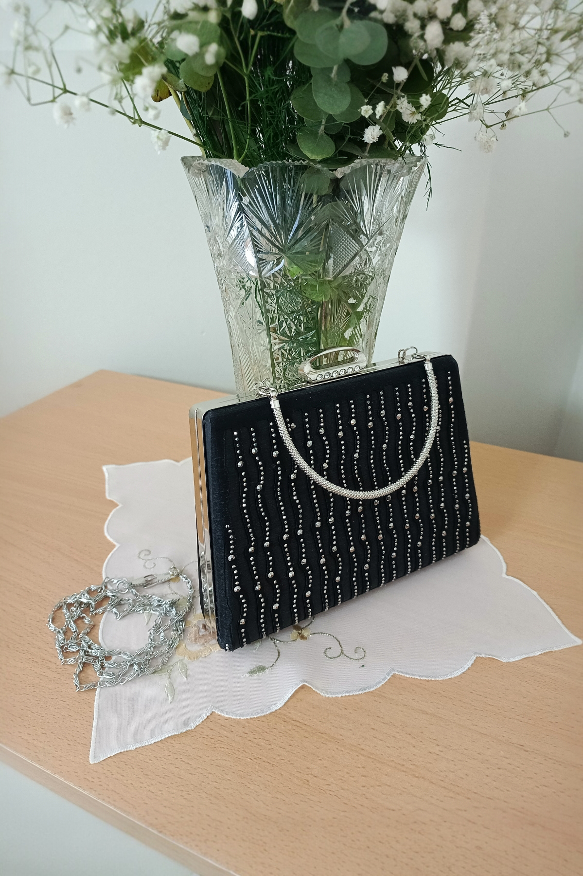 Schwarze Abendtasche mit Laser-Steinverzierung - Spezialdesign