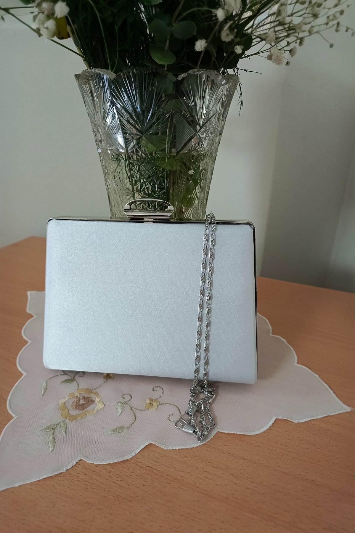 Silberne Abendtasche mit Laser-Steinverzierung - Spezialdesign
