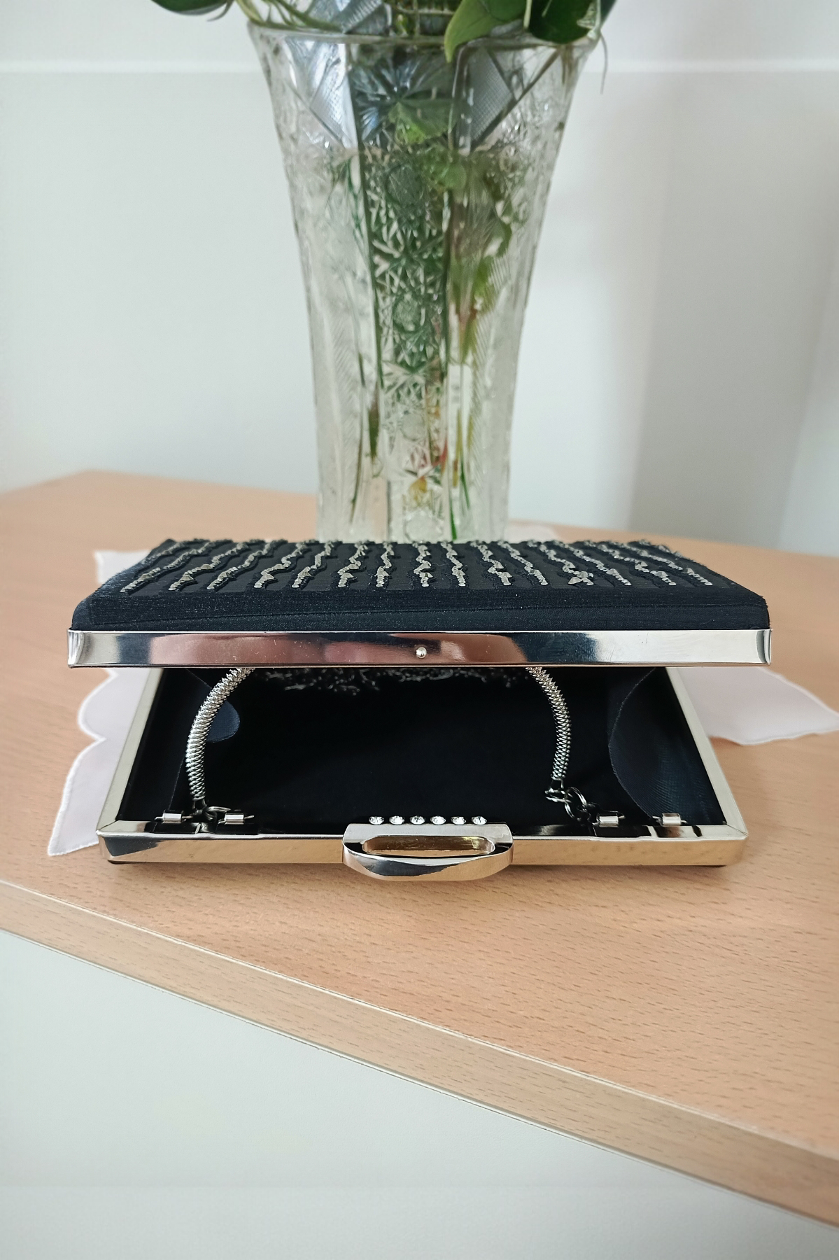 Schwarze Abendtasche mit Laser-Steinverzierung - Spezialdesign