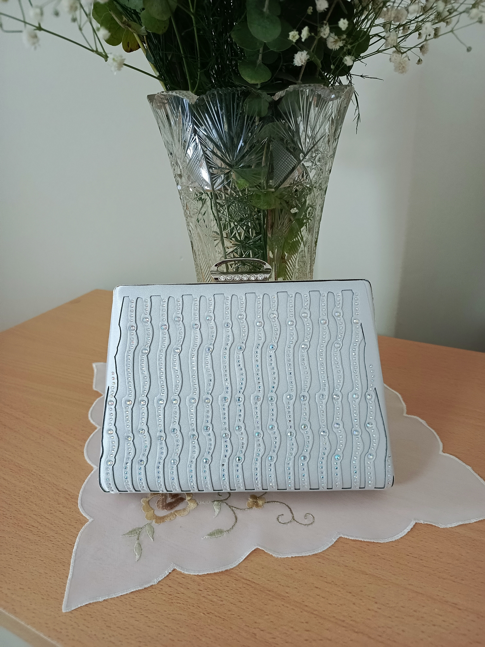 Silberne Abendtasche mit Laser-Steinverzierung - Spezialdesign
